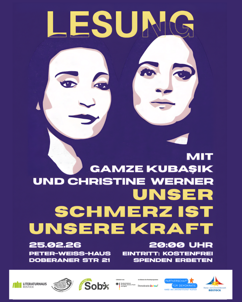 1 Zwei junge Frauen schauen ernst und bestimmt vor dem Schriftzug Lesung